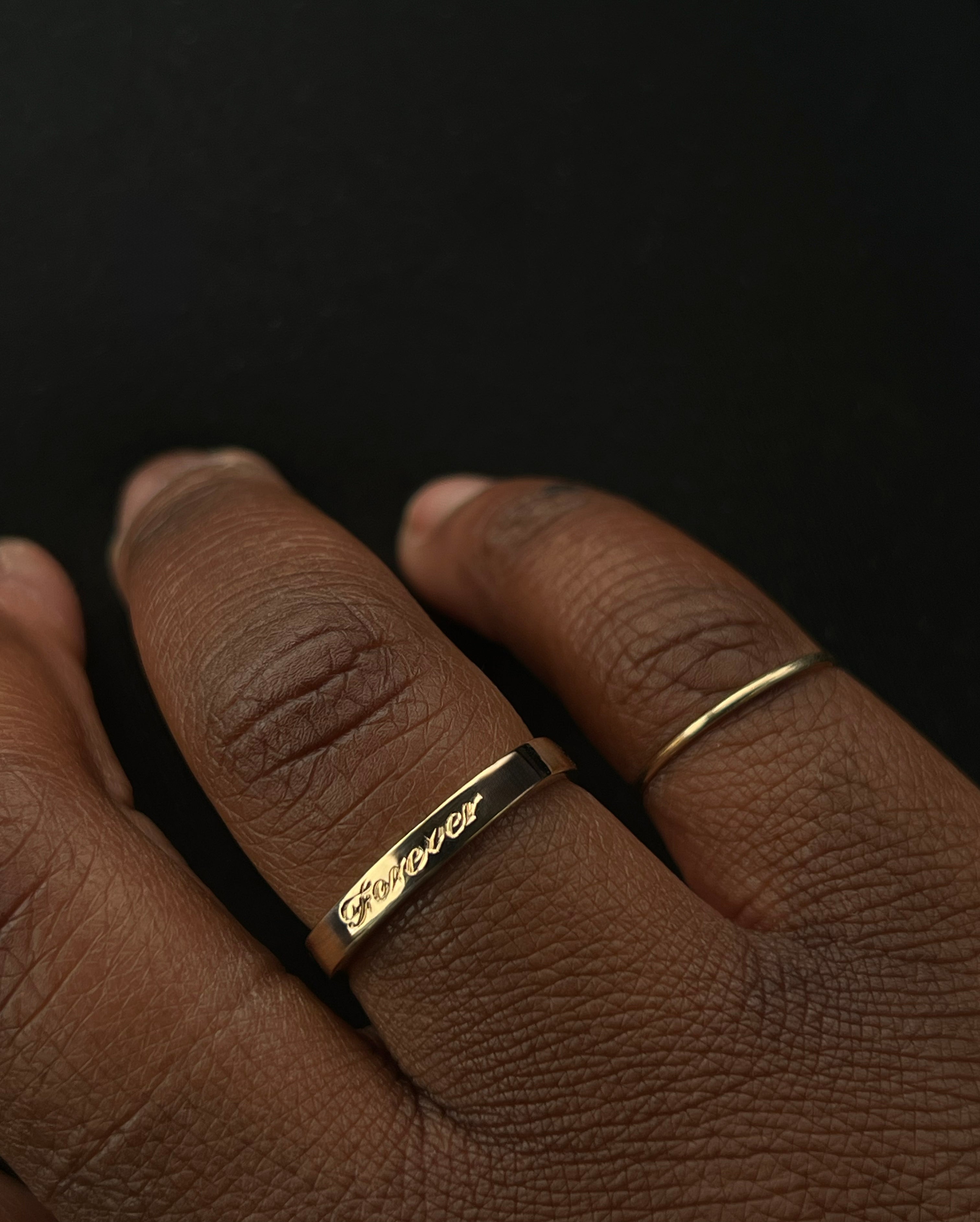 Engraved spinner ring