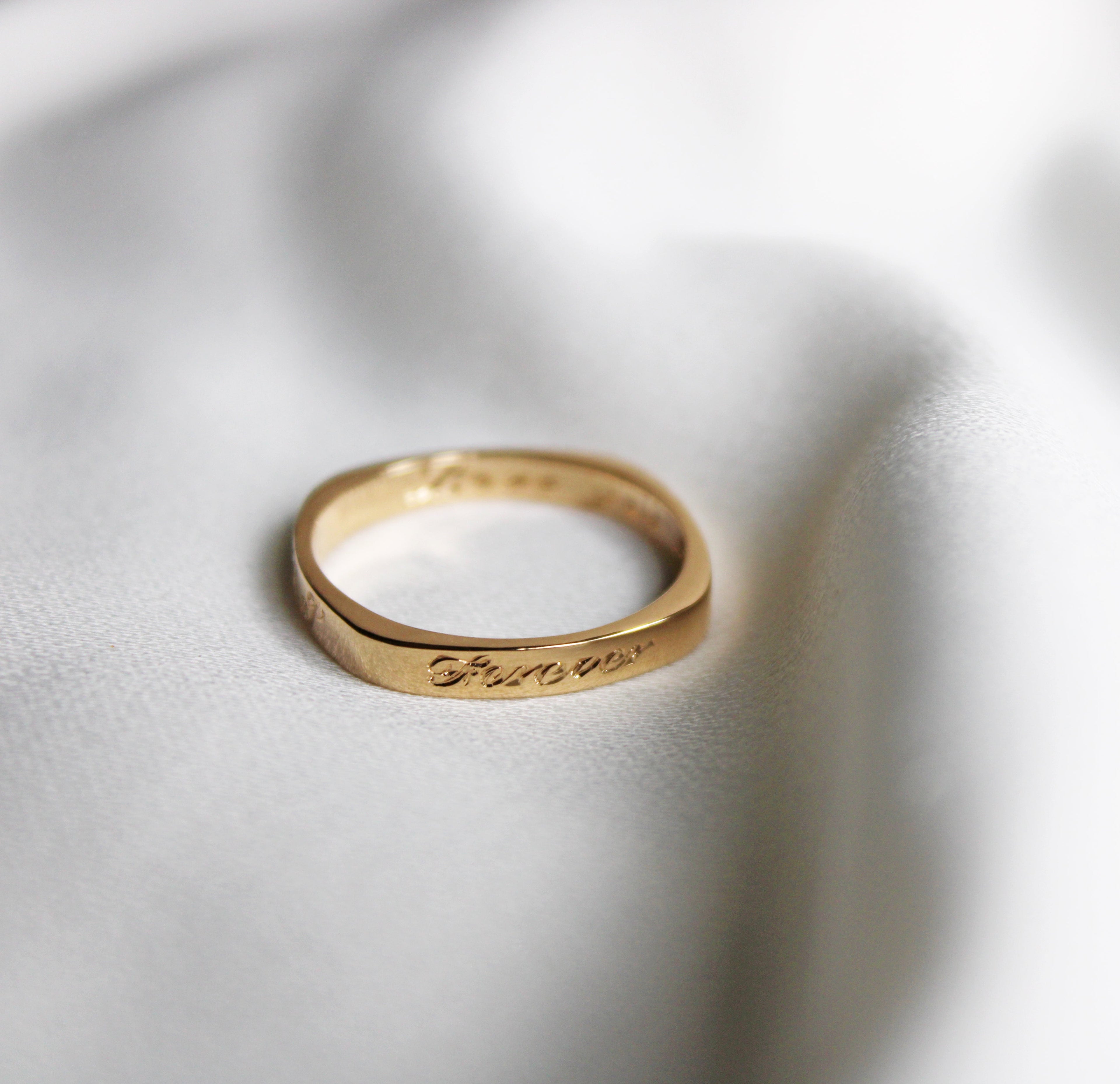 Engraved spinner ring