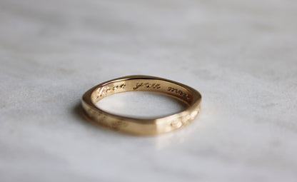 Engraved spinner ring
